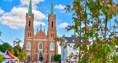 Dzieci bawiące się na Placu Wolności