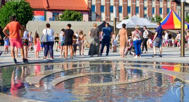 Dzieci bawiące się na Placu Wolności