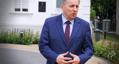 Na zdjęciu widać jedną osobę stojącą