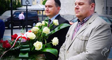Na zdjęciu widać dwie osoby, jedna trzyma kwiaty