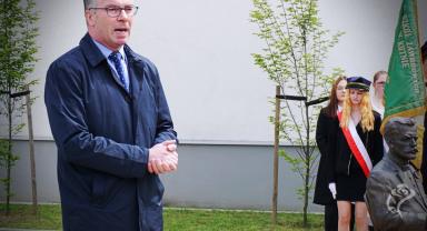 Na zdjęciu widać jedną osobę przemawiającą podczas uroczystości