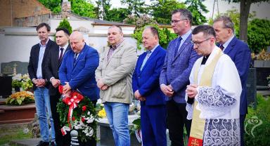 Na zdjęciu widać osiem osób modlących się