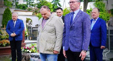 Na zdjęciu widać pięć osób, 