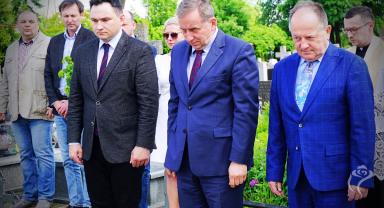 Na zdjęciu widać siedem osób, trzy są na pierwszym planie
