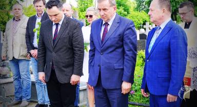 Na zdjęciu widać siedem osób, trzy są na pierwszym planie