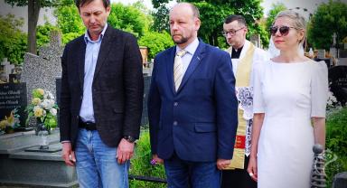 Na zdjęciu widać siedem osób, trzy są na pierwszym planie