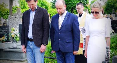 Na zdjęciu widać siedem osób, trzy są na pierwszym planie