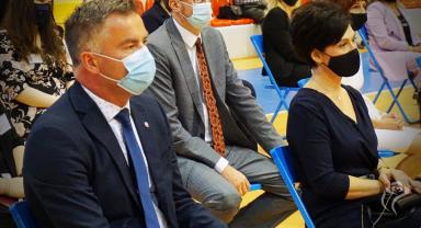 Na zdjęciu, na pierwszym planie widać siedzących kobietę i mężczyznę