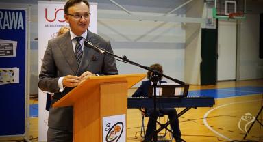 Na zdjęciu widać Rzecznika Praw Dziecka przemawiającego do zgromadzonych