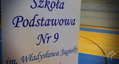 Na zdjęciu widać baner SP nr 9