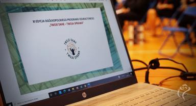 Na zdjęciu widać laptopa z otwartą prezentacją
