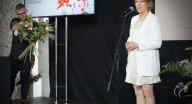 Na zdjęciu widać dwie osoby stojące na scenie