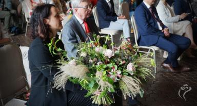 Na zdjęciu widać dwie siedzące osoby