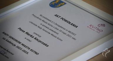 Na zdjęciu widać dyplom 
