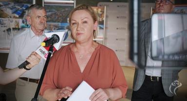 Na zdjęciu widać dwie osoby podczas konferencji prasowej