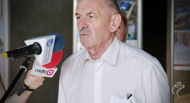 Na zdjeciu widać jedną osobę mówiącą na konferencji prasowej