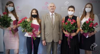 Na zdjęciu widać pięć osób