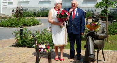 Na zdjęciu widać jubilatów pozujących do zdjęcia