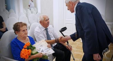 Na zdjęciu widać jak prezydent Kutna gratuluje jubilatom