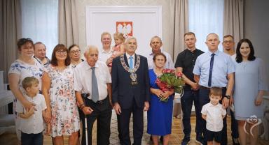 Na zdjęciu widać kilkanaście osób pozujących do zdjęcia