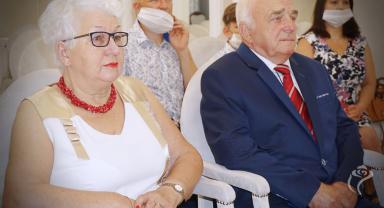 Na zdjęciu widać jubilatów pozujących do zdjęcia