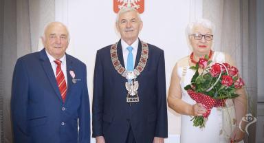 Na zdjęciu widać trzy osoby pozujące do zdjęcia