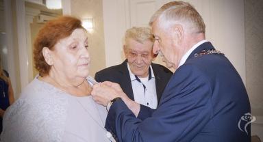 Na zdjęciu widać jubilatów uhonorowanych medalami przez prezydenta Kutna