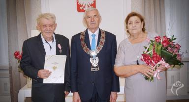 Na zdjęciu widać trzy osoby pozujące do zdjęcia