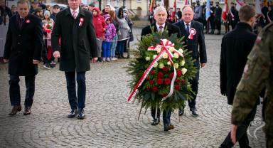 Delegacja składa kwiaty przy pomniku