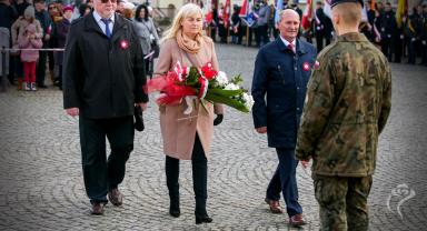 Delegacja składa kwiaty przy pomniku