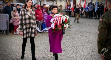 Delegacja składa kwiaty przy pomniku