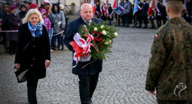 Delegacja składa kwiaty przy pomniku