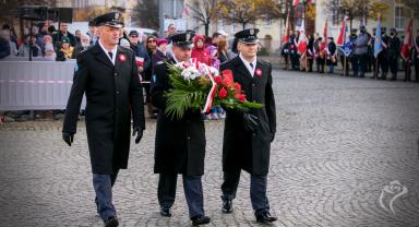 Delegacja składa kwiaty przy pomniku