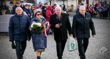 Delegacja składa kwiaty przy pomniku