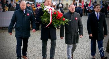 Delegacja składa kwiaty przy pomniku