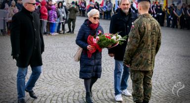 Delegacja składa kwiaty przy pomniku