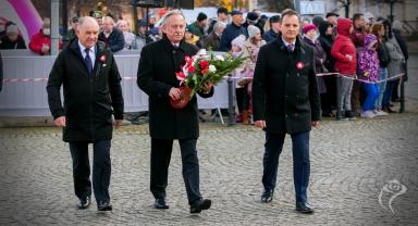 Delegacja składa kwiaty przy pomniku