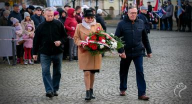 Delegacja składa kwiaty przy pomniku