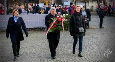Delegacja składa kwiaty przy pomniku
