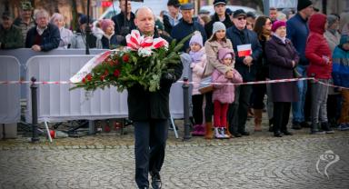 Delegacja składa kwiaty przy pomniku