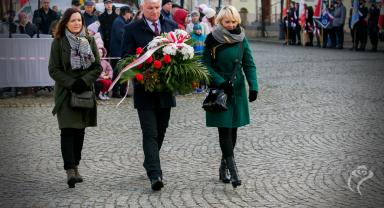 Delegacja składa kwiaty przy pomniku