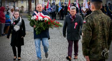 Delegacja składa kwiaty przy pomniku