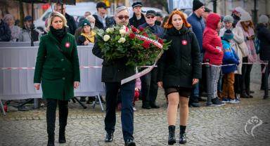 Delegacja składa kwiaty przy pomniku