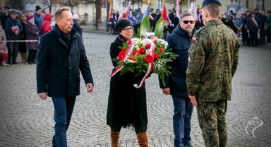 Delegacja składa kwiaty przy pomniku