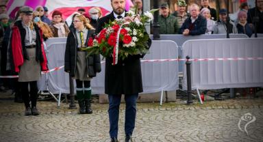 Delegacja składa kwiaty przy pomniku
