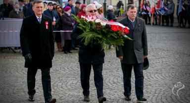 Delegacja składa kwiaty przy pomniku