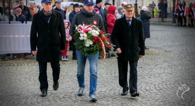 Delegacja składa kwiaty przy pomniku