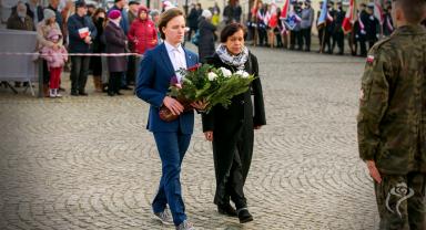 Delegacja składa kwiaty przy pomniku