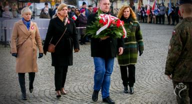 Delegacja składa kwiaty przy pomniku