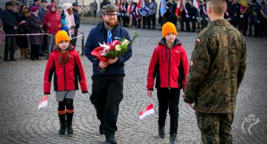 Delegacja składa kwiaty przy pomniku